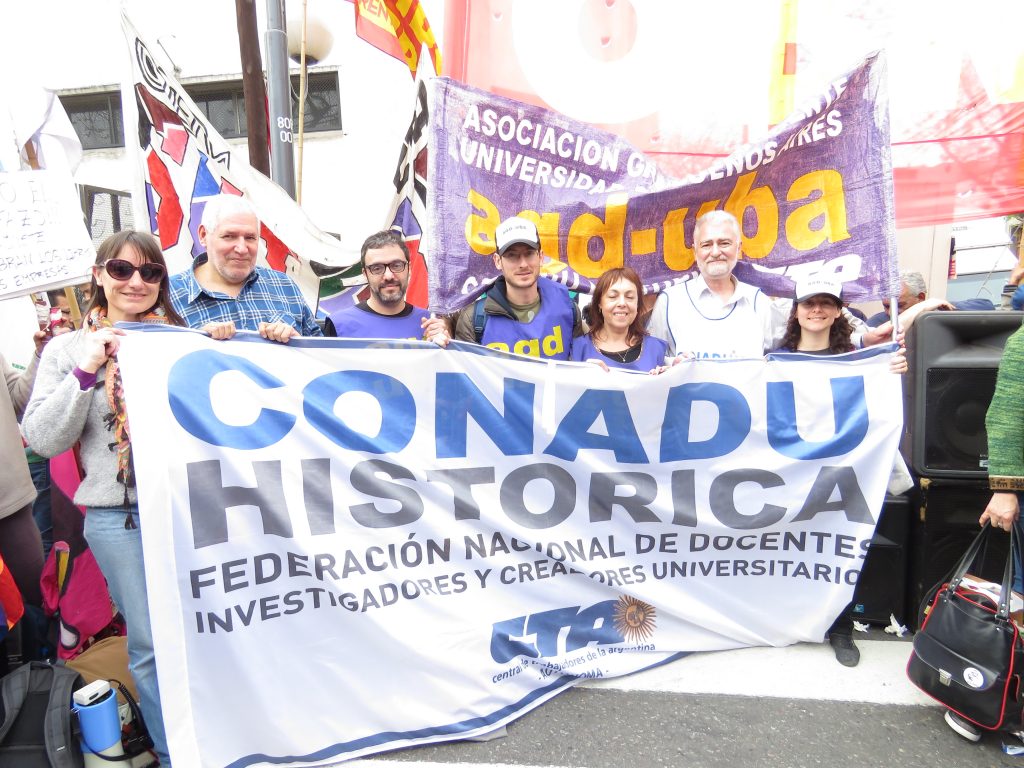 CONADU Histórica y AGD UBA presentes en la manifestación que se realiza en el marco de la Audiencia Pública por los tarifazos