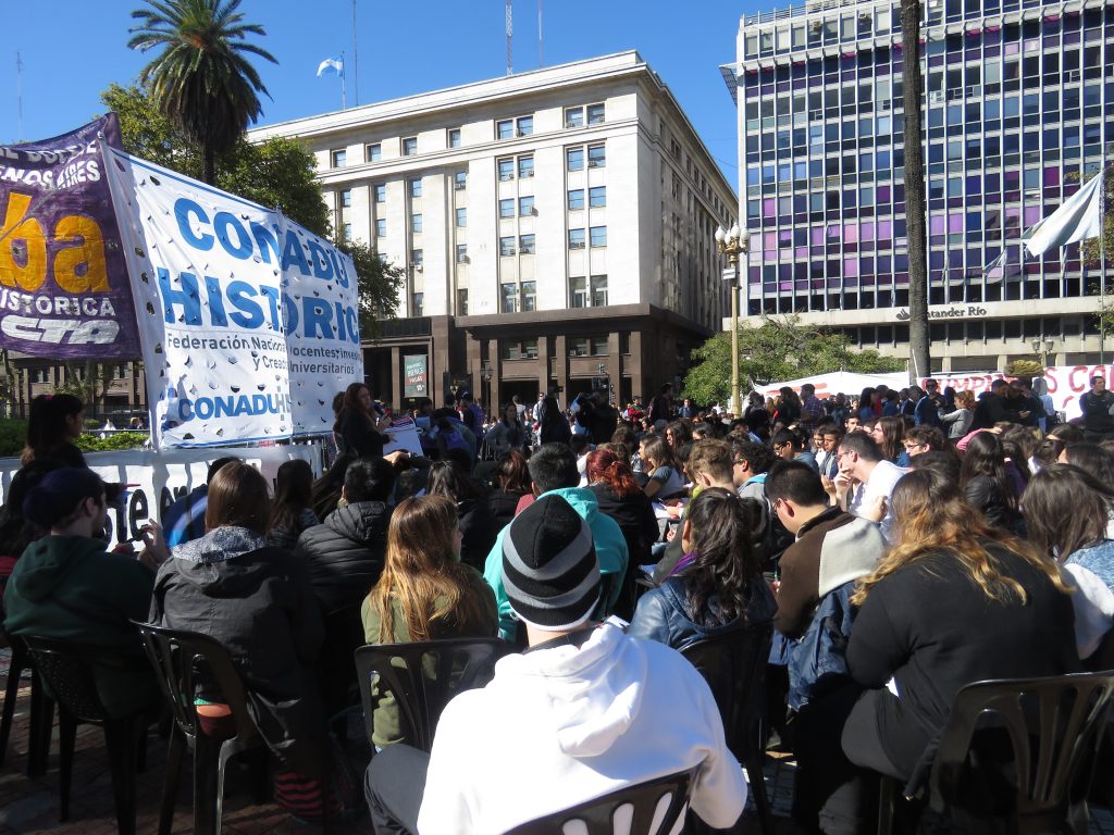 Masiva jornada de clases públicas en Plaza de Mayo
