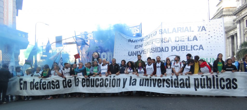 Multitudinaria marcha de docentes y estudiantes contra el ajuste en la Universidad Pública