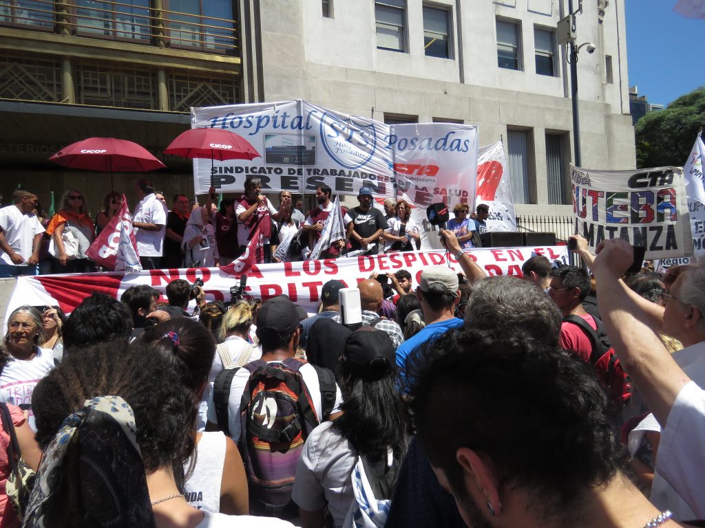 Junto a los trabajadores del Hospital Posadas, reincorporación ya y cese de despidos en todo el país