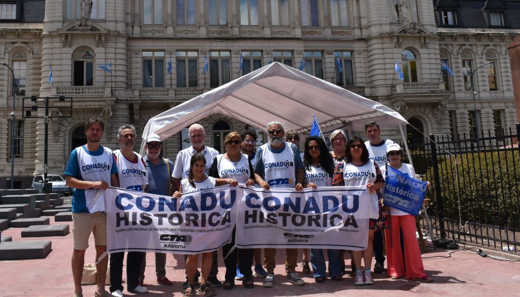 En el marco de la Jornada Nacional de lucha, la Mesa Ejecutiva de CONADU Histórica sesionó frente a al Ministerio de Educación