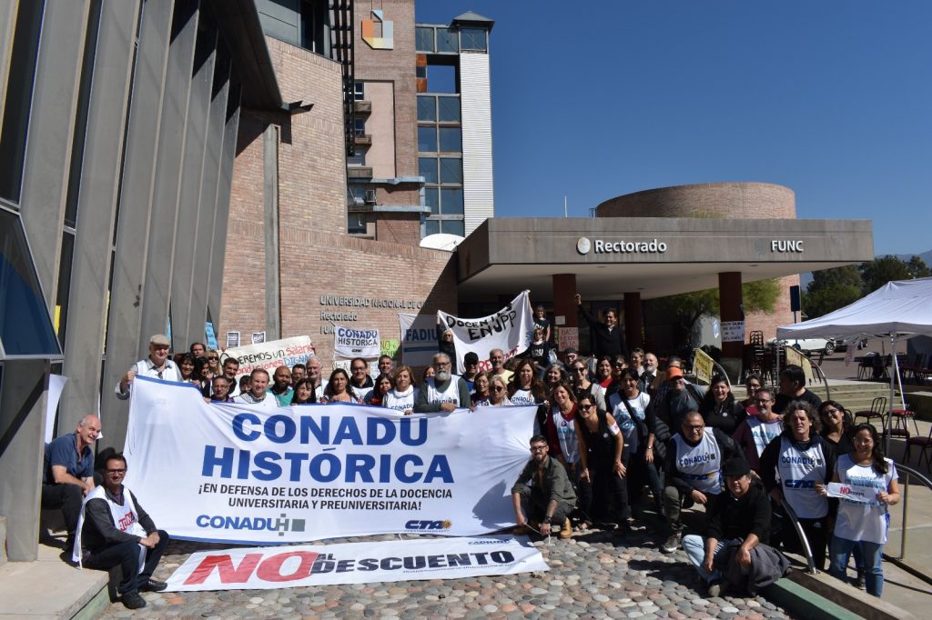 CONADU Histórica y FADIUNC hicieron sentir con fuerza el rechazo a las amenazas de descuento de los días de paro